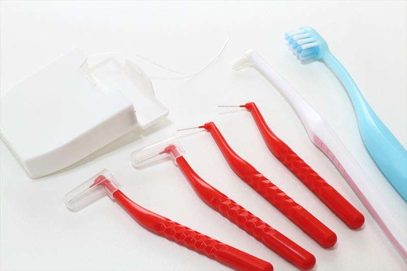 歯間ブラシやデンタルフロスの使い方をご紹介